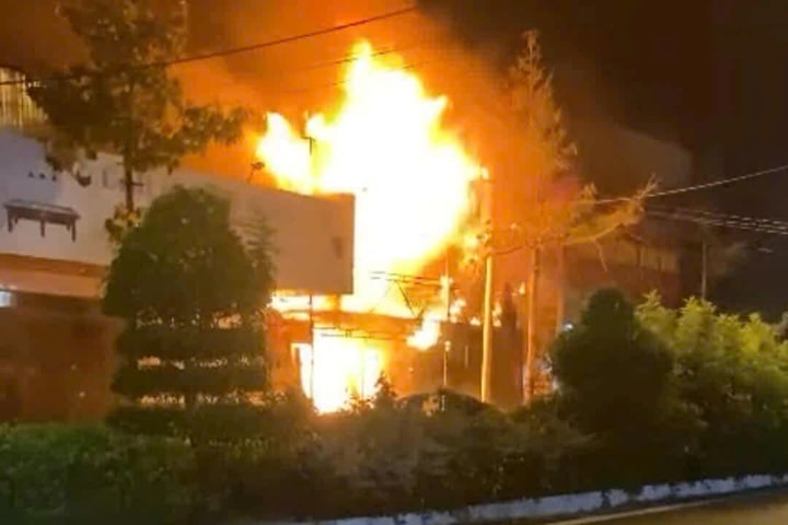 Đám cháy bùng phát lúc rạng sáng, thiêu rụi nhiều nhà dân