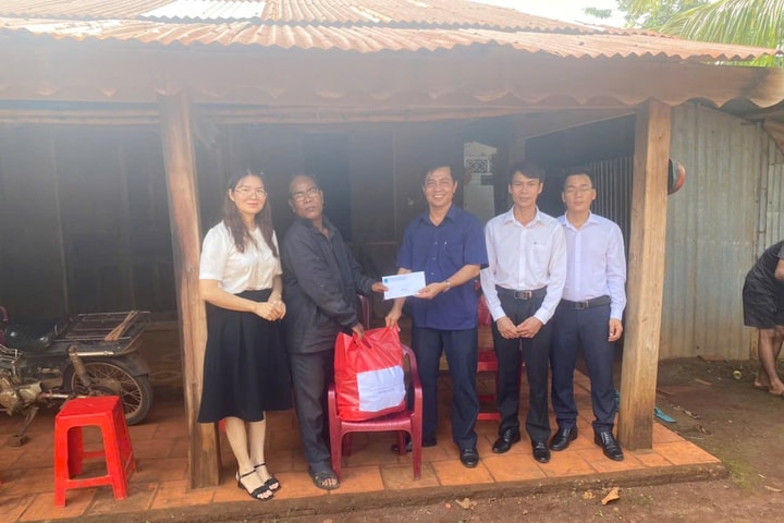 Tòa án nhân dân khu vực 13 - Đồng Nai thăm, tặng quà gia đình chính sách