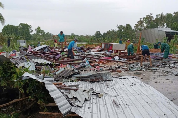 Lốc xoáy làm sập và tốc mái hàng chục nhà dân