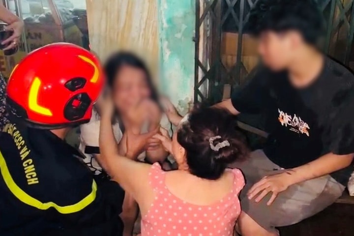 Cứu 5 người mặc kẹt trong ngôi nhà cháy lúc đêm