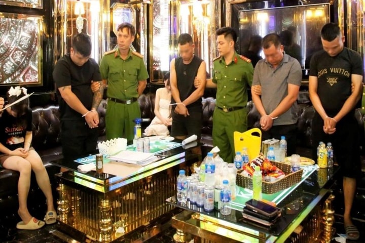 Bắt quả tang 51 nam, nữ mở “tiệc ma túy” trong quán karaoke