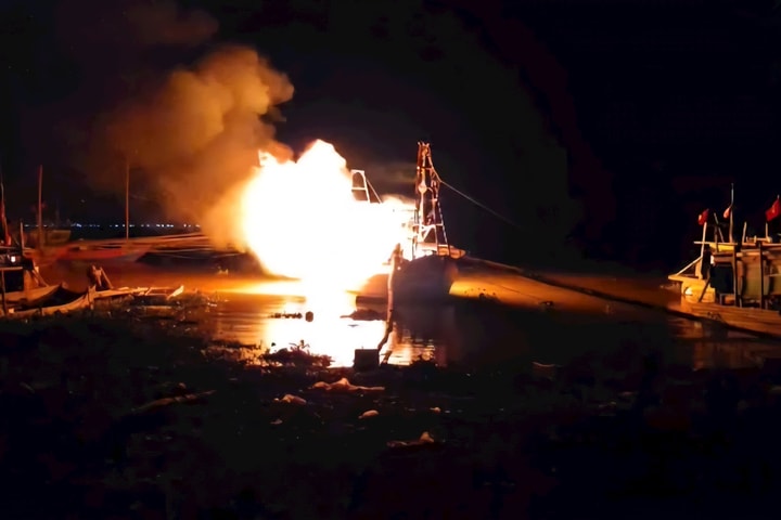 Cháy tàu cá neo đậu tại bến lúc rạng sáng