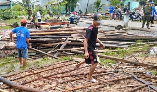 Cà Mau: Giông lốc làm sập và tốc mái nhiều nhà dân