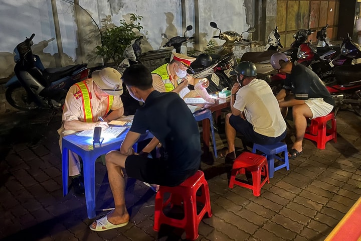 Quảng Ninh: Lực lượng CSGT thực hiện cao điểm tổng kiểm tra, xử lý phương tiện kinh doanh vận tải