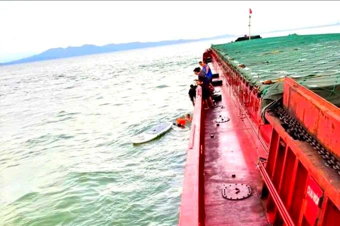 2 cha con bị sóng đánh trôi lênh đênh trên biển cả đêm