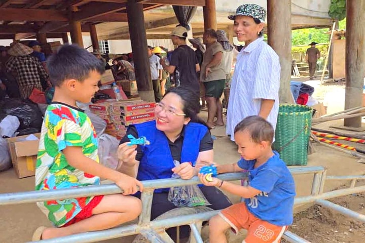 Áo xanh nghĩa tình – Cùng dân vượt lũ