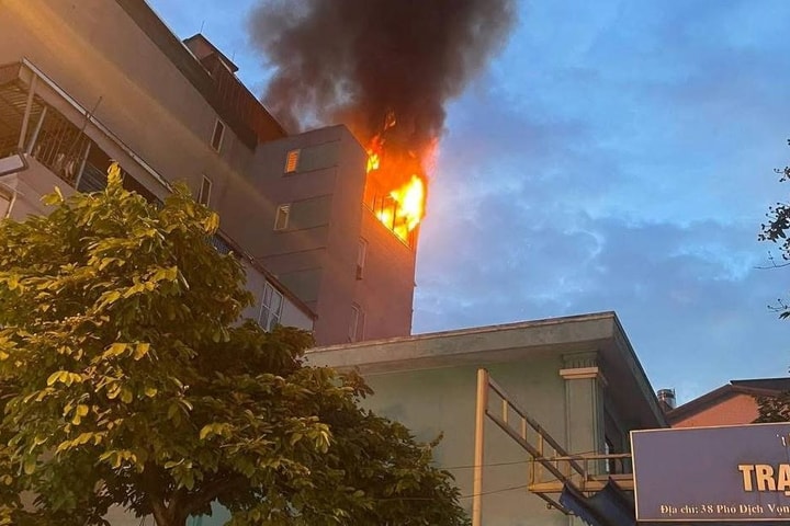 Kịp thời dập tắt đám cháy từ tầng thượng của một ngôi nhà ở Hà Nội