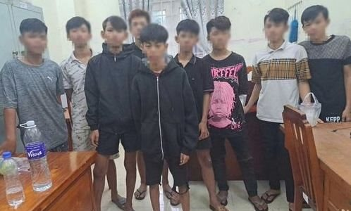 Sử dụng hung khí chặn đường để cướp tài sản