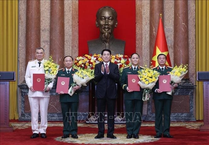 Chủ tịch nước thăng quân hàm, cấp bậc hàm thượng tướng cho 4 sĩ quan cấp cao