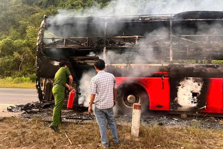 Xe khách giường nằm cháy rụi trên cao tốc La Sơn - Túy Loan