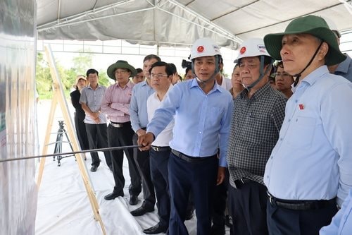 Phó Chủ tịch Quốc hội Lê Minh Hoan khảo sát dự án đường Hồ Chí Minh tại tỉnh An Giang