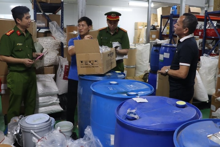 Giả mạo thực phẩm chức năng, 2 giám đốc bị khởi tố