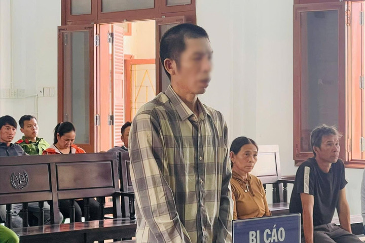 Đánh bạn trong lúc lao động lĩnh  11 năm tù