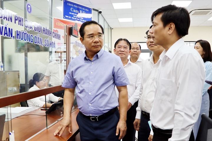 Chủ tịch TP.HCM khảo sát Trung tâm Phục vụ hành chính công phường Bà Rịa