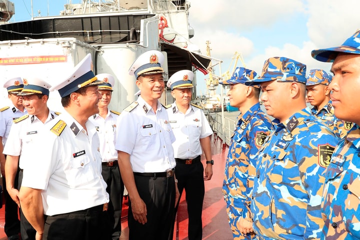 Chính ủy Quân chủng Hải quân kiểm tra các đơn vị khu vực phía Nam
