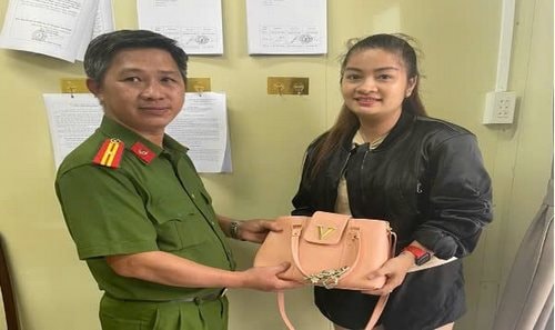 Trao trả tài sản cho nữ du khách để quên ở công viên