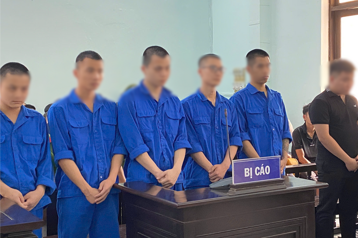Tụ tập karaoke để 'phê thuốc', cả nhóm dắt nhau vào tù