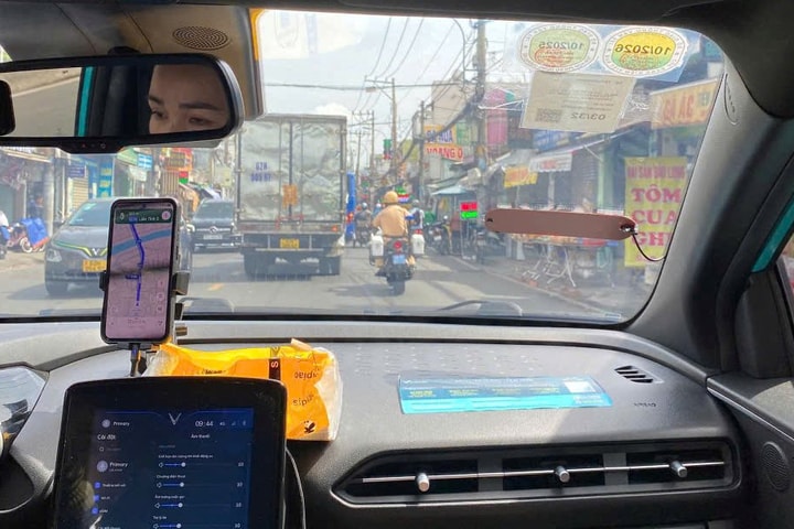 Thiếu tá CSGT lái xe đặc chủng đưa sản phụ vỡ ối đến bệnh viện kịp thời