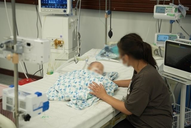 Uống phải tinh dầu đuổi muỗi, bé trai 15 tháng tuổi nguy kịch