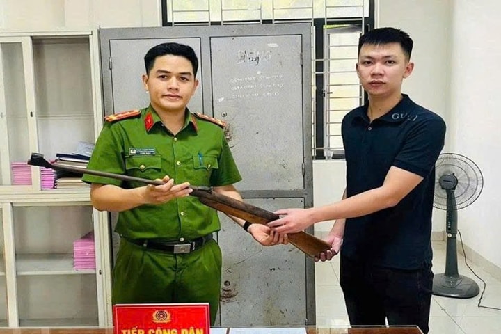 Người dân giao nộp súng, thuốc nổ