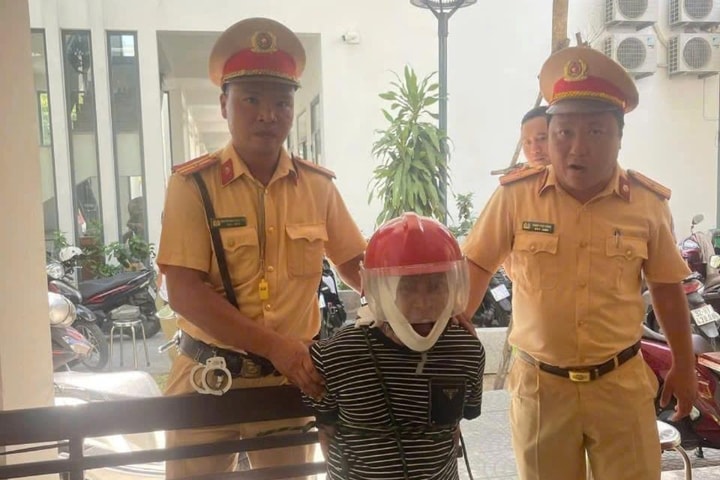 Tài xế Grab cầu cứu CSGT, thoát khỏi vị khách 'ngáo đá' trên xe