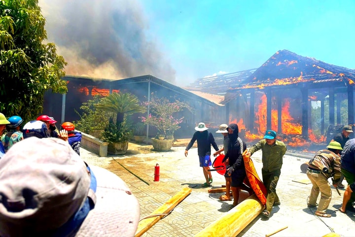 Nhiều căn nhà gỗ của một gia đình bốc cháy dữ dội