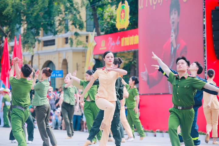 'Khát vọng cống hiến, vì Thủ đô bình yên'