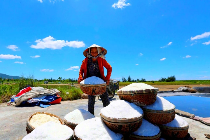 Nghề muối và nỗi lo mai một