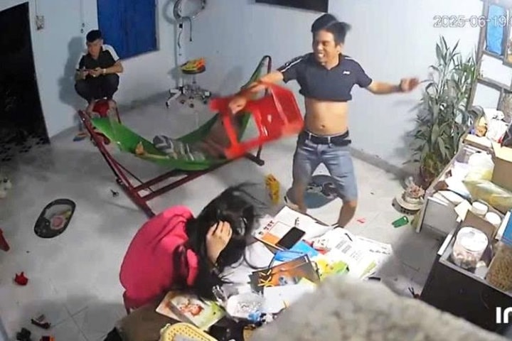 Xác minh đoạn clip một người phụ nữ bị người đàn ông dùng ghế đánh tới tấp