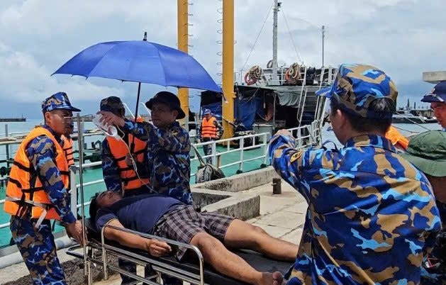 Hải đoàn 129 cấp cứu kịp thời ngư dân bị nạn trên biển