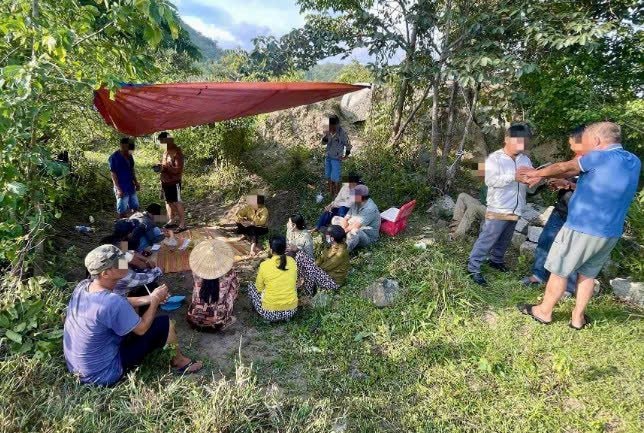 Triệt phá tụ điểm đánh bạc giữa rừng ở Lâm Đồng