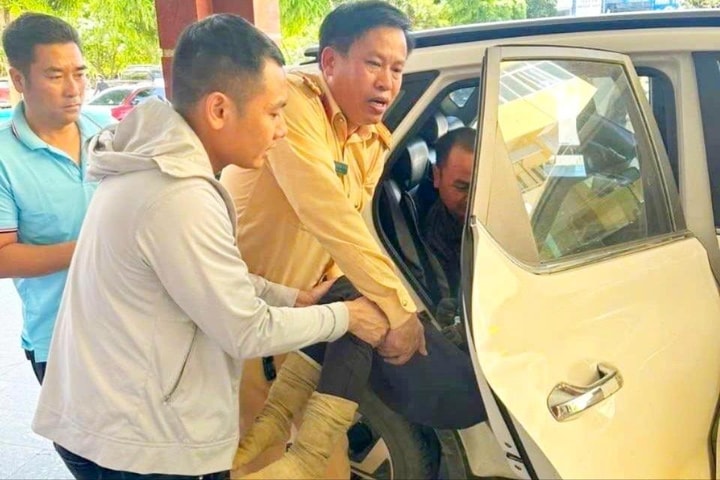 CSGT dùng xe chuyên dụng dẫn đường giúp người dân đi cấp cứu kịp thời