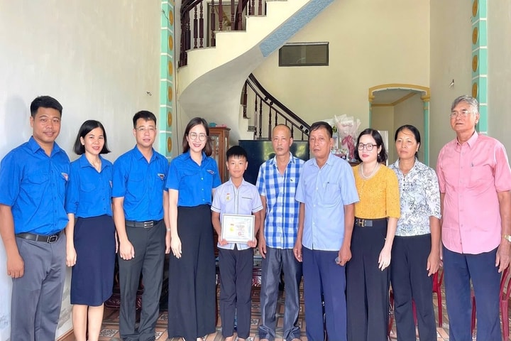 Cứu em nhỏ dưới kênh nước, nam sinh lớp 6 được tặng Huy hiệu “Tuổi trẻ dũng cảm”