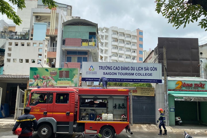 Cháy nhà dân lúc giữa trưa ở TP.HCM