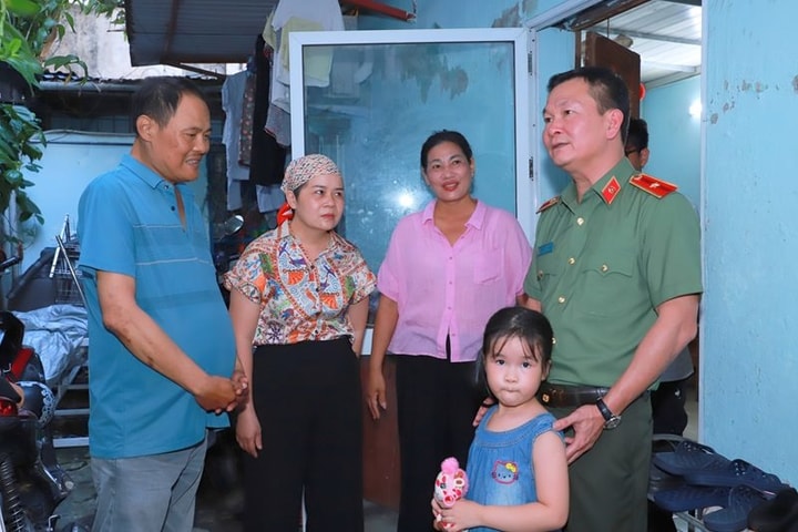 Giám đốc Công an Hải Phòng thăm, tặng quà một số gia đình chính sách