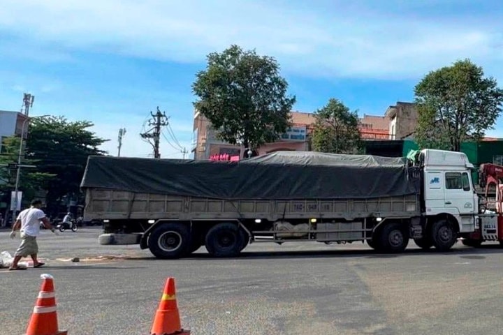 Tai nạn giữa ô tô tải và xe máy lúc rạng sáng, 2 người phụ nữ thương vong