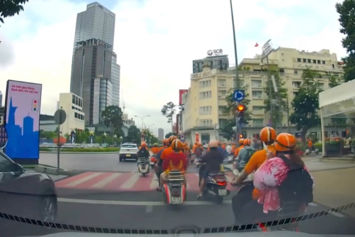 CSGT TP.HCM xử phạt loạt xe máy vượt đèn đỏ ở trung tâm