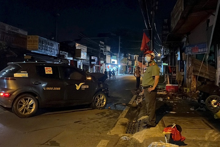 Taxi lao lên vỉa hè, tông nhiều phương tiện và người