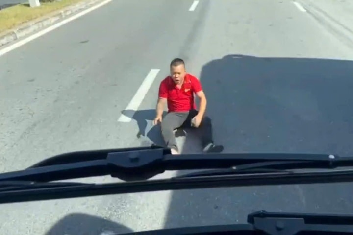 Phụ xe ngồi giữa đường, chặn xe khách trước hầm Hải Vân