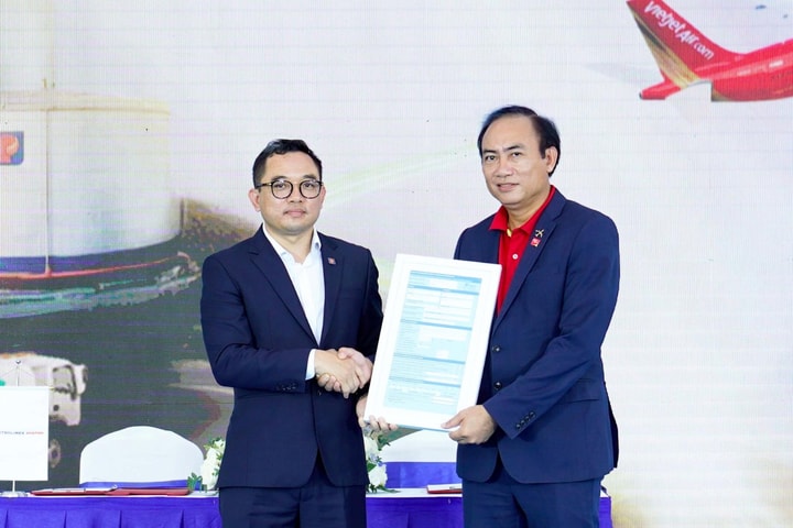Vietjet "bắt tay" Petrolimex Aviation sử dụng nhiên liệu hàng không bền vững