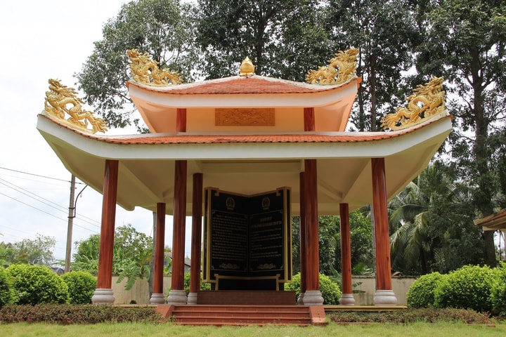 Bia ghi dấu địa điểm xét xử đầu tiên ở Nam Bộ