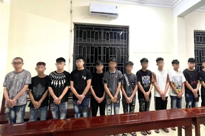 Hai nhóm thanh, thiếu niên mang theo hung khí, đuổi đánh nhau trên đường