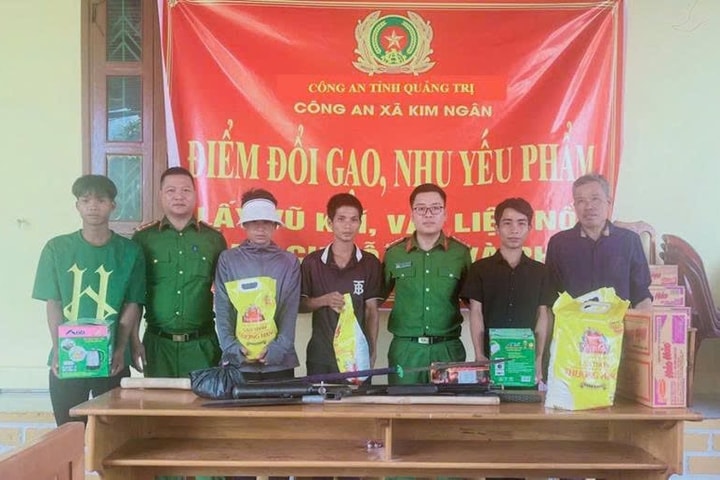 'Đổi gạo, nhu yếu phẩm' lấy vũ khí, vật liệu nổ