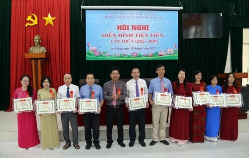 Trường Cao đẳng Sư phạm Kiên Giang nhận Cờ thi đua của UBND tỉnh