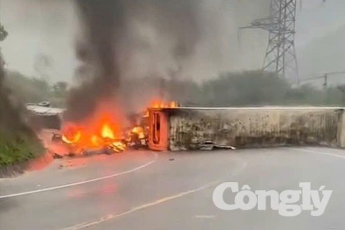 Xe tải và xe đầu kéo lật ngang, bốc cháy trên đèo Mang Yang