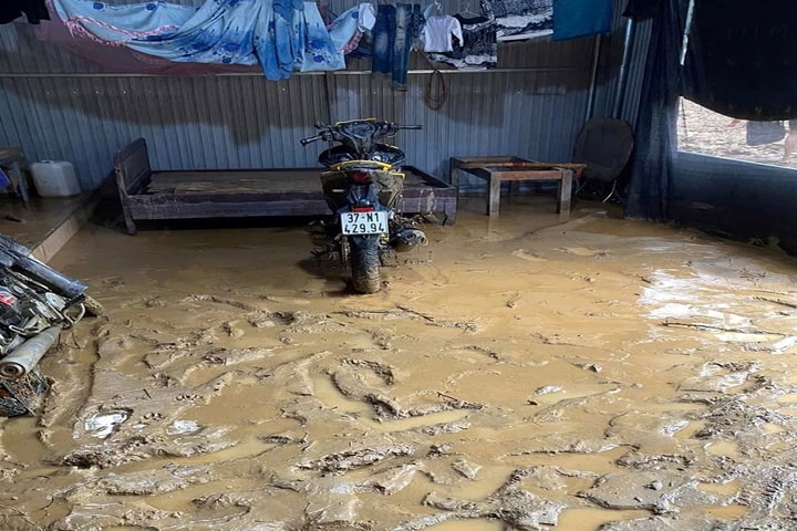 Lũ quét bất ngờ, vùng lòng hồ Bản Vẽ oằn mình khắc phục