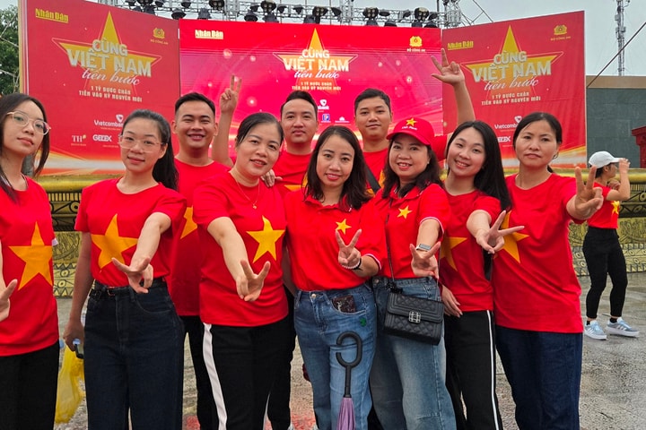 Hàng nghìn người vẫn hăng hái ‘tiến bước’ bất chấp mưa