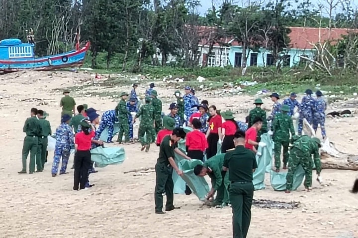 “Ngày thứ 7 tình nguyện” làm sạch môi trường biển