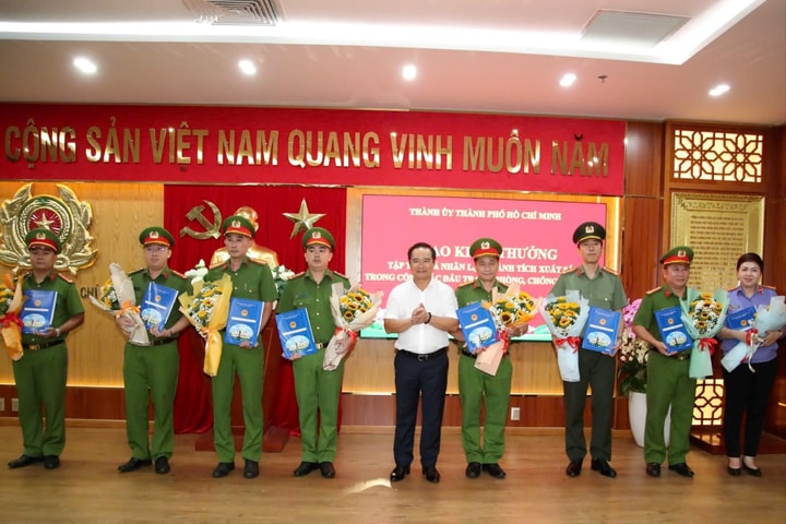 TP.HCM khen thưởng đột xuất lực lượng triệt phá đường dây cá độ lớn