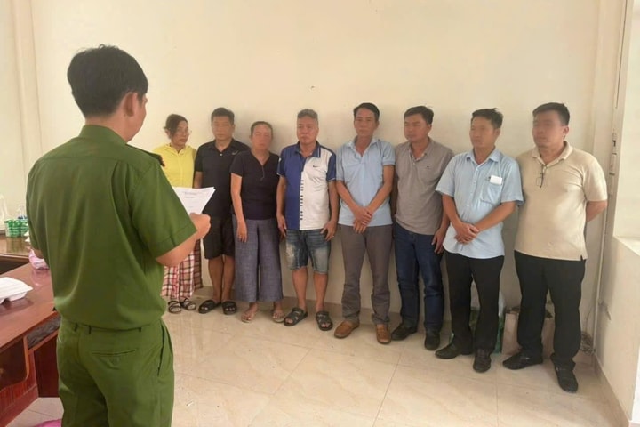 Triệt phá sới bạc ngụy trang trong gara ô tô